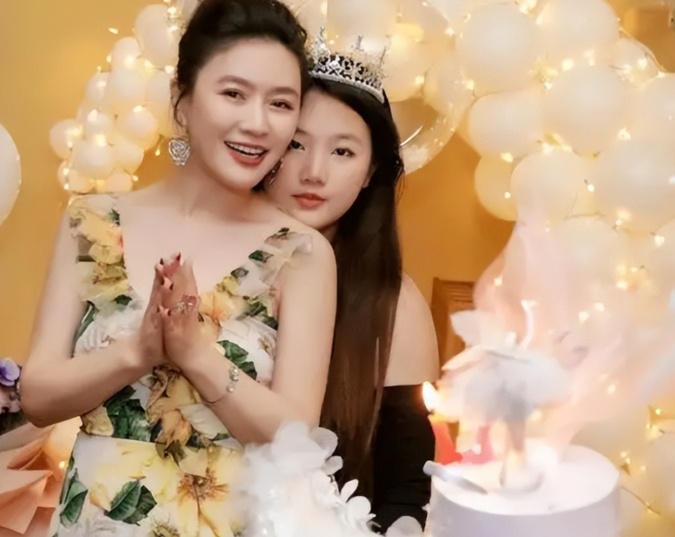 如今的田海蓉已经重返娱乐圈,和女儿过得很好,希望她未来也能越来越好