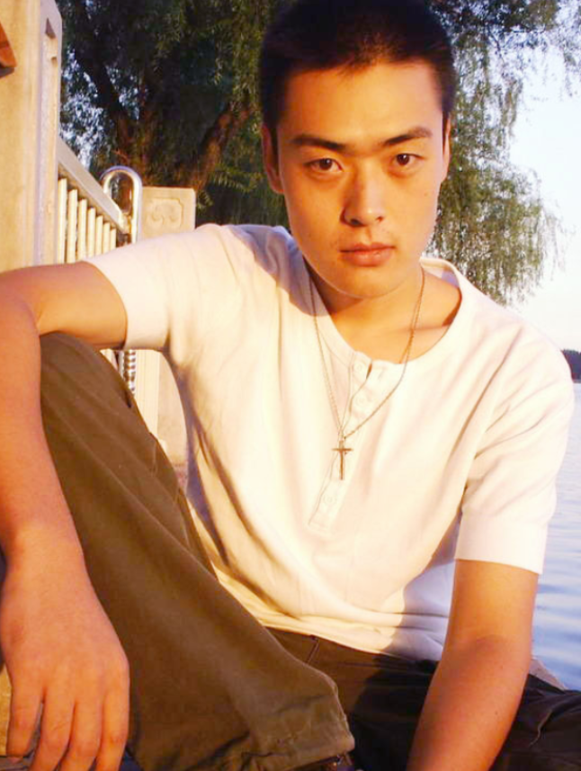 回顾演员张桐:穷时吃狗粮,抑郁后多次自杀未遂,妻子陪他走出低谷