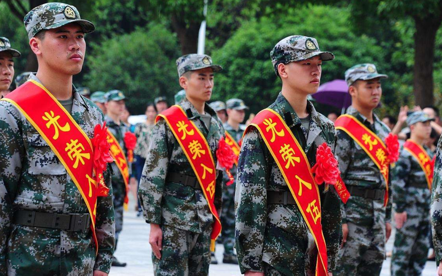 2024征兵工作正式启动,女兵年龄限制被放宽,这几类人却无法入伍