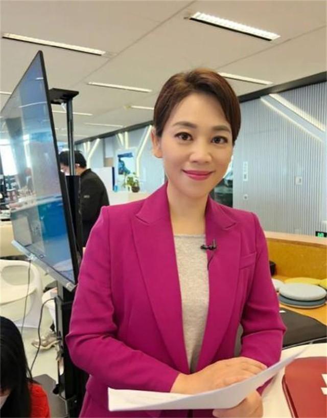 回顾央视主持劳春燕与丈夫分居16年38岁高龄产子51岁知性端庄