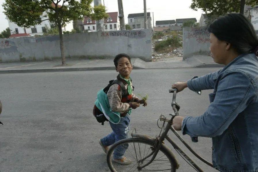 2000年上海阿婆收养黑人弃婴被子女挥霍250万后黑人不离不弃