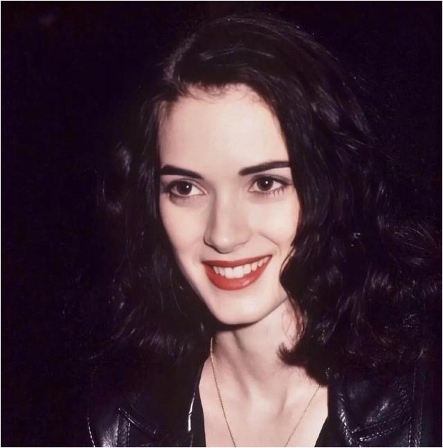 她的不凡之处:穿越欧洲的世纪美貌,莫妮卡年轻容颜惹人注目!