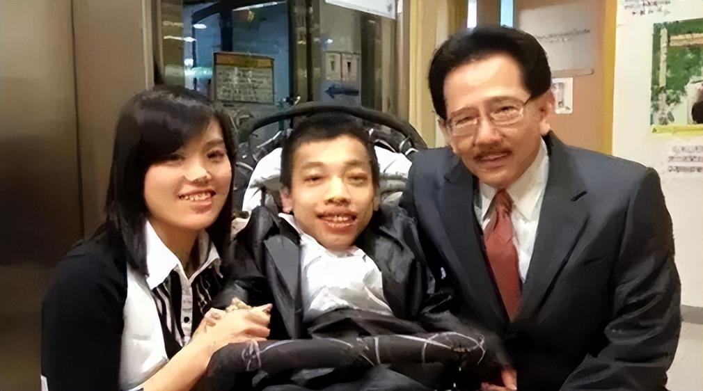 回顾袖珍总裁李创利:高80厘米坐轮椅赚上亿身家,连娶两任美娇娘