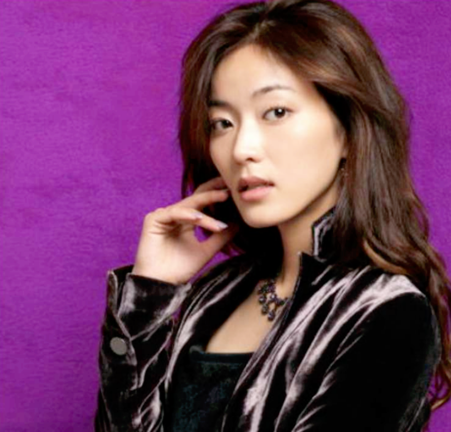 回顾演员邵兵和小12岁张培结婚四口之家活成了让人羡慕的样子