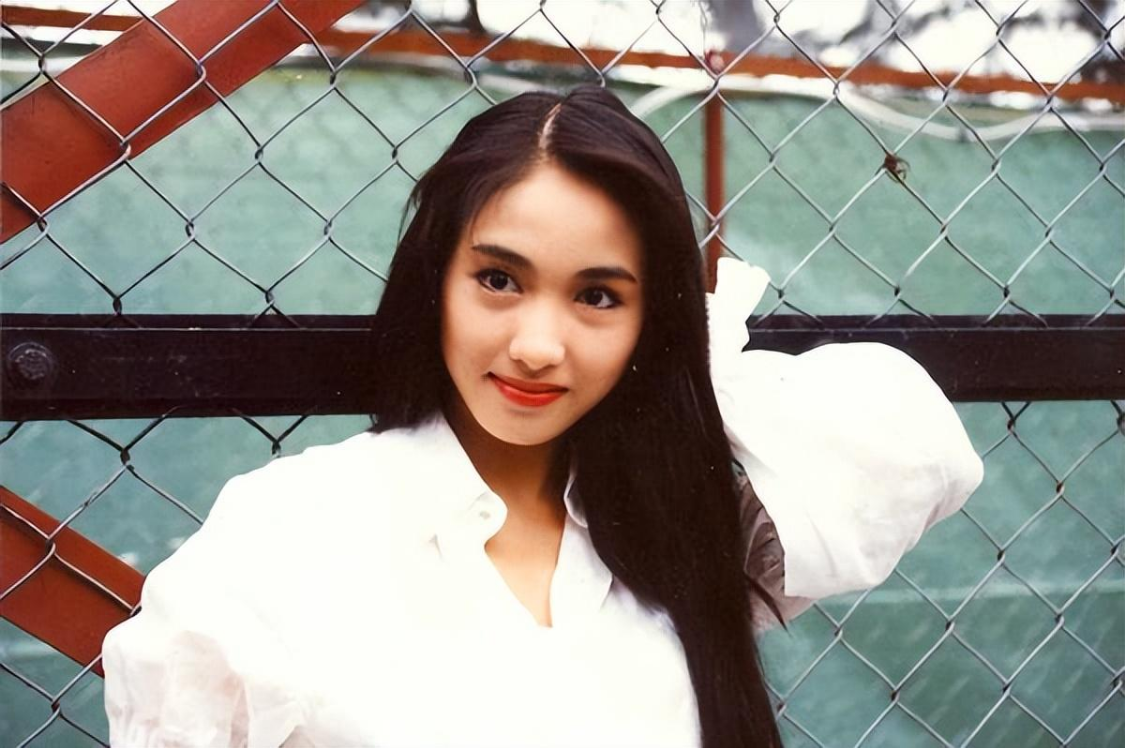 回顾黎姿为救弟弟嫁大15岁残疾丈夫婚后生3女51岁被丈夫宠成宝