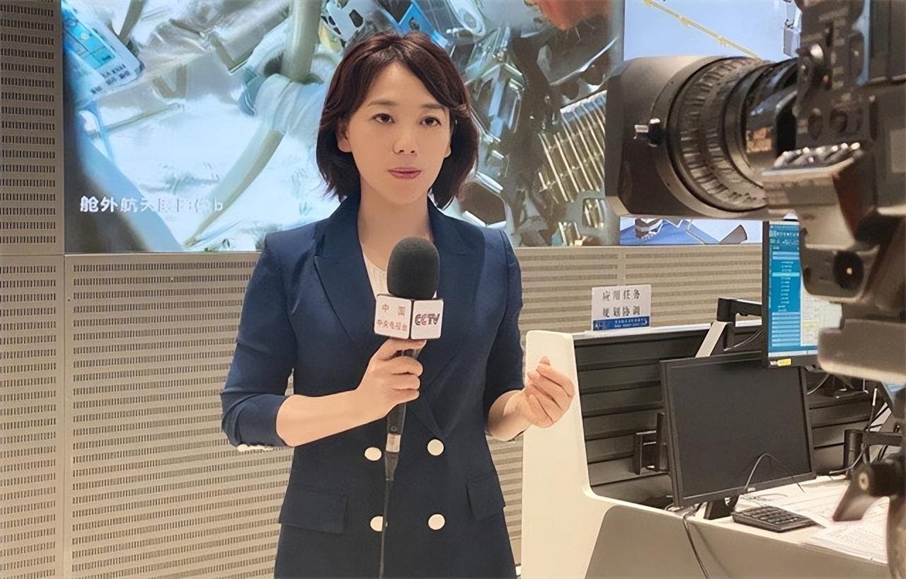 回顾央视主持劳春燕与丈夫分居16年38岁高龄产子51岁知性端庄