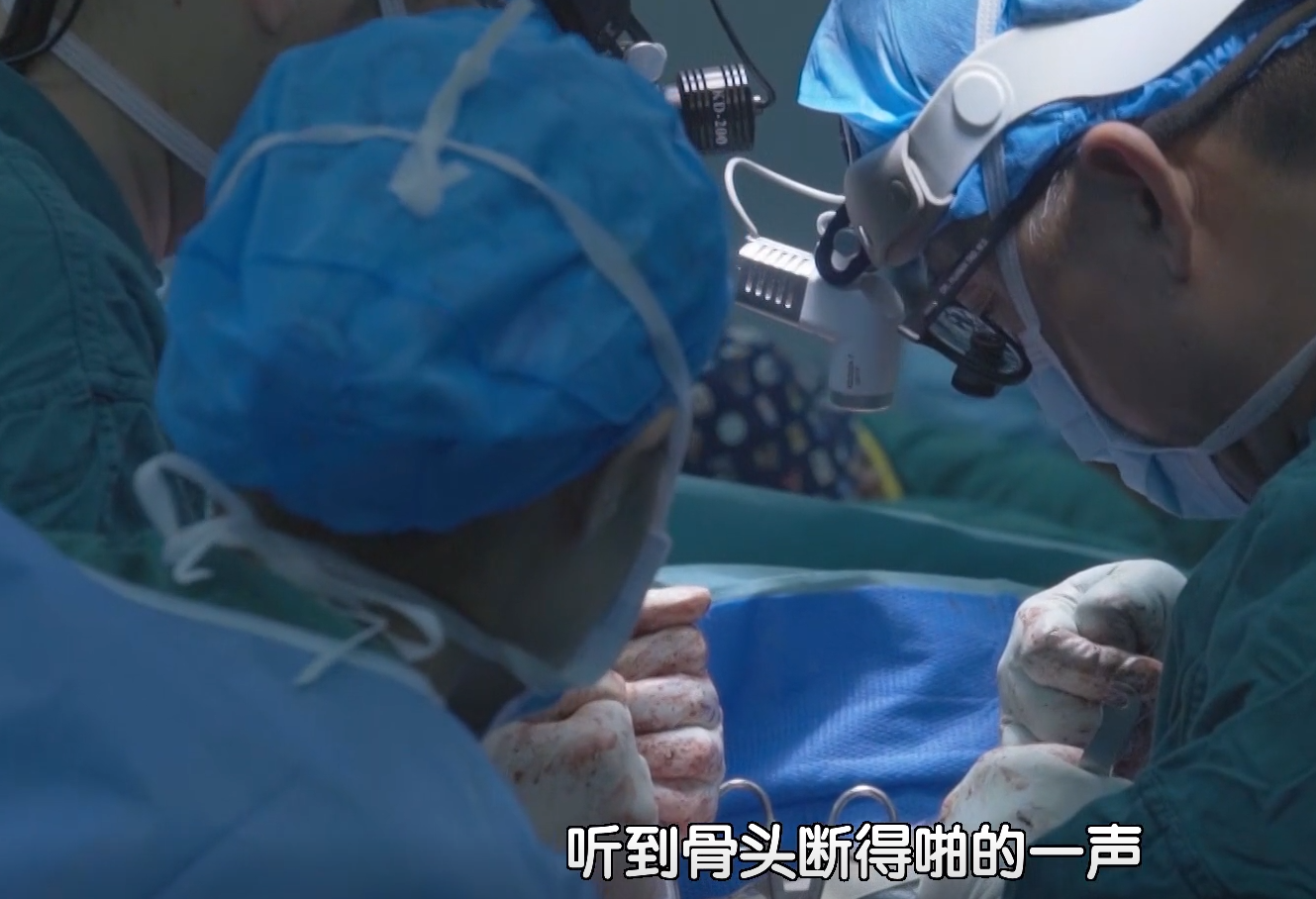 如果侧着为李华做手术,会加大瘫痪的风险.