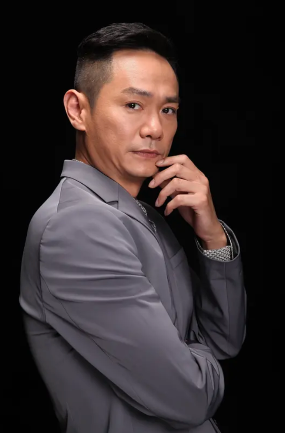 回顾爱妻去世葬礼上哭到昏厥发誓永不再娶的果靖霖今怎样了