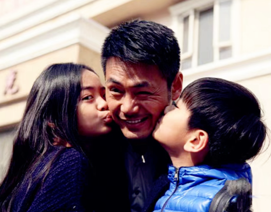 回顾演员邵兵和小12岁张培结婚四口之家活成了让人羡慕的样子