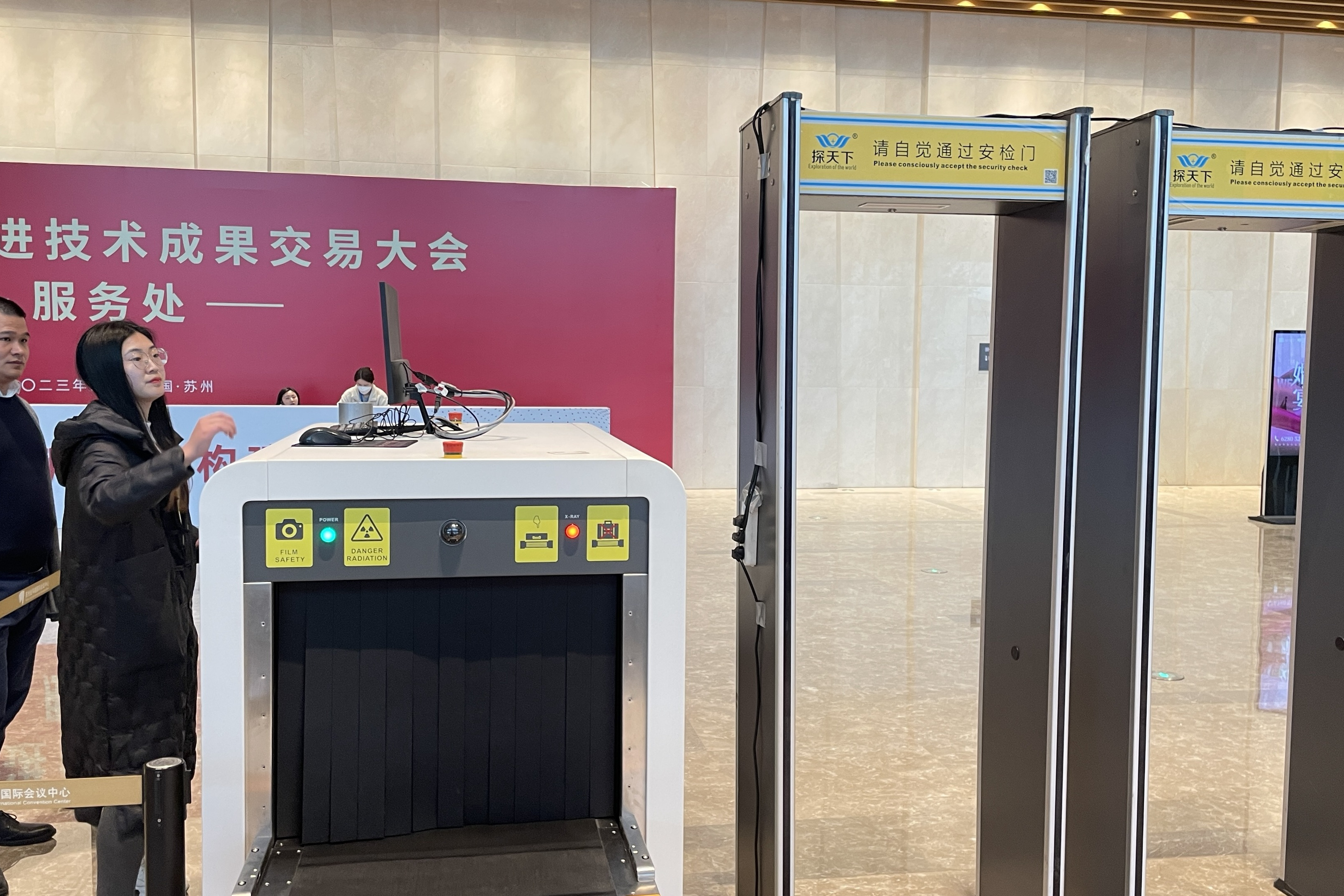 高端设备或许能识别出来～但安全出行最重要哦~[原文:酒过安检机能查