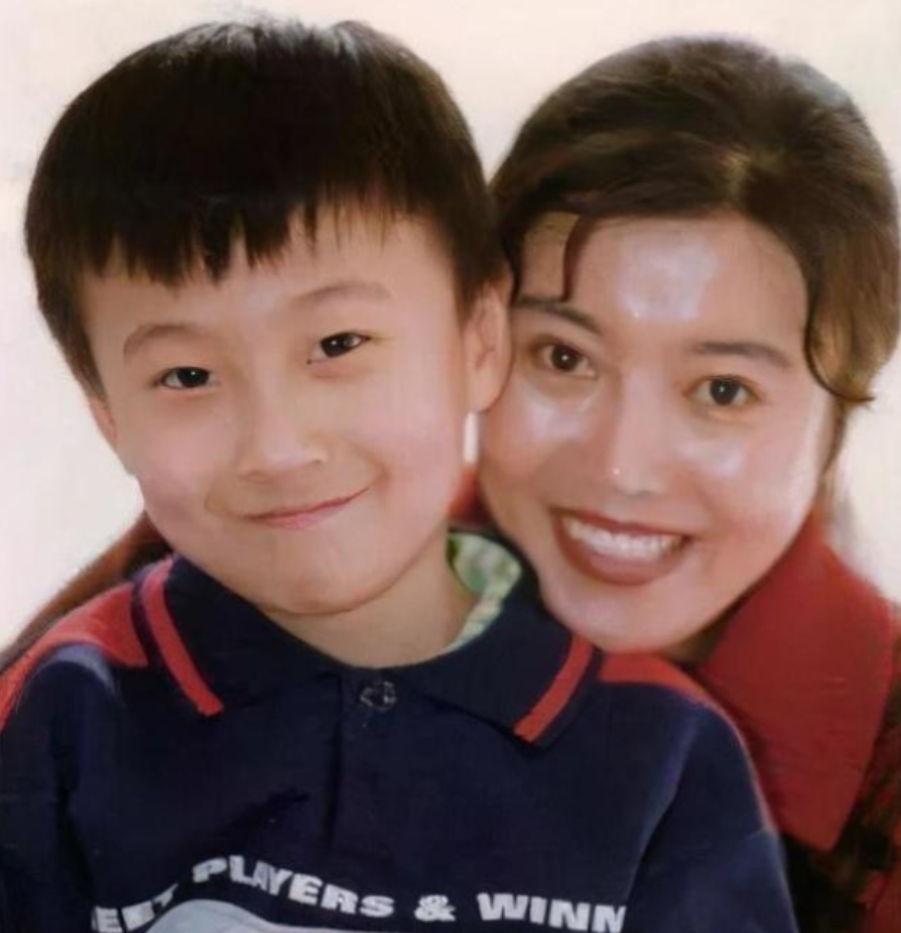 1987年,丁嘉丽拿了奖又有了丈夫的孩子,生活和事业上都有了奔头.