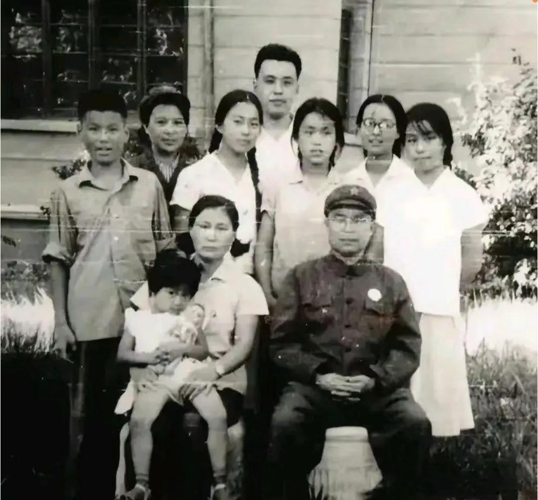 78年王近山逝世,刘伯承听闻瞪大双眼望着天花板,呼喊道:怎么会