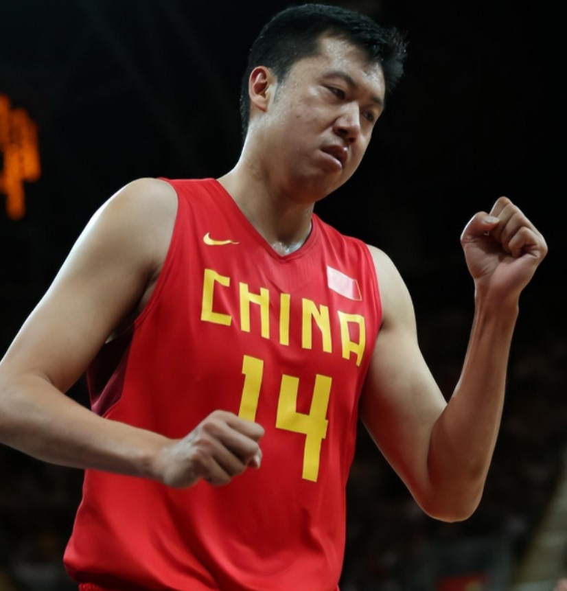 回顾王治郅人生坎坷离婚后42岁再婚小13岁娇妻儿子是篮坛小巨人