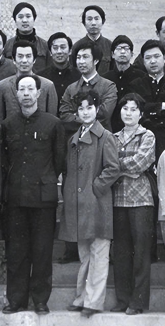 回顾李双江前妻丁英离婚独自抚养儿子鼓励儿子照顾爸爸和继母