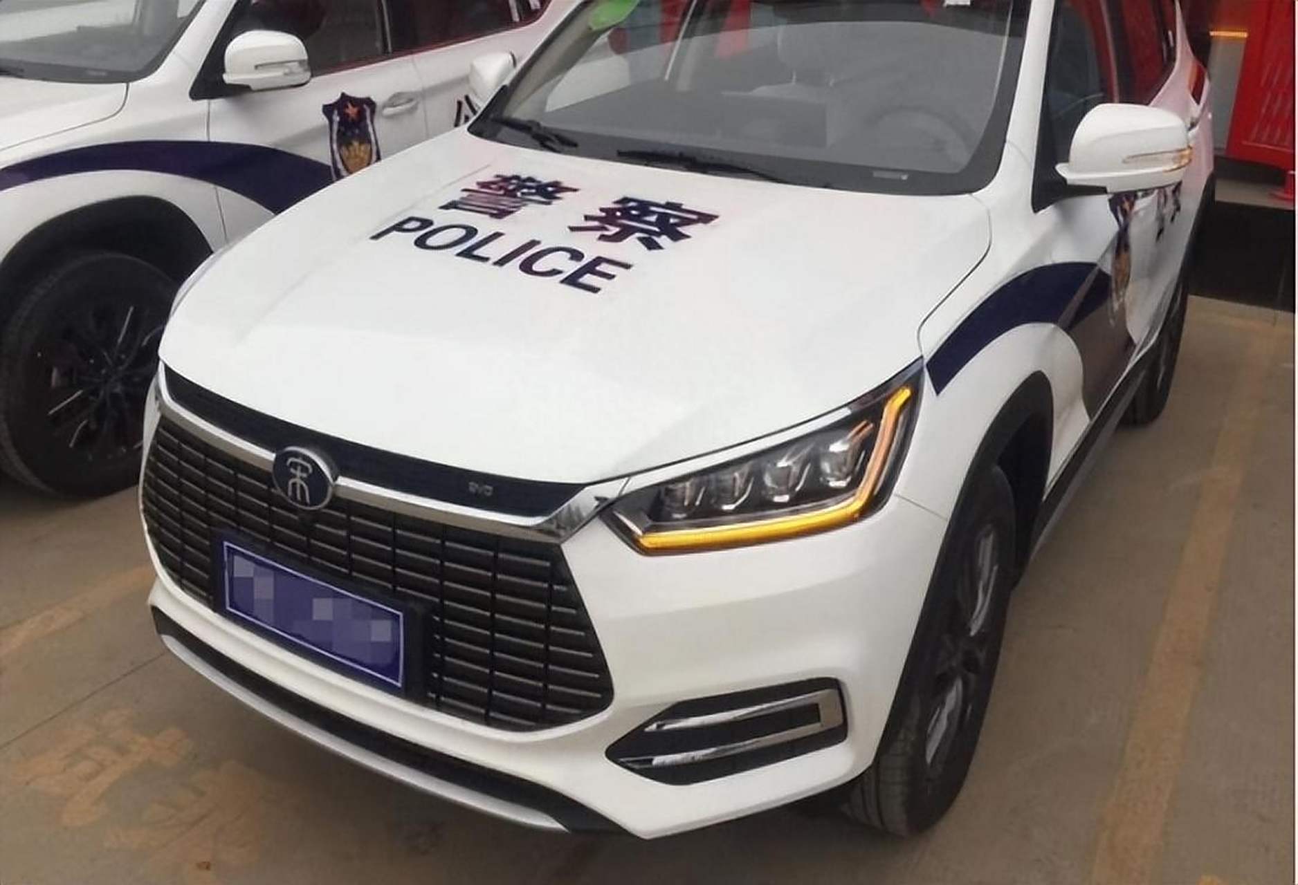 本期明明车谈聚焦警车大换血,推荐比亚迪唐ev作为警车车型,强调其节能