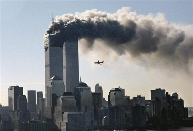 回顾华裔空姐邓月薇:"911"飞机上留下临终录音,被美国视为英雄