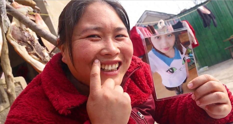 尽管物质缺乏,但胖妹的笑容总是灿烂的,周围的邻居也很喜欢她.
