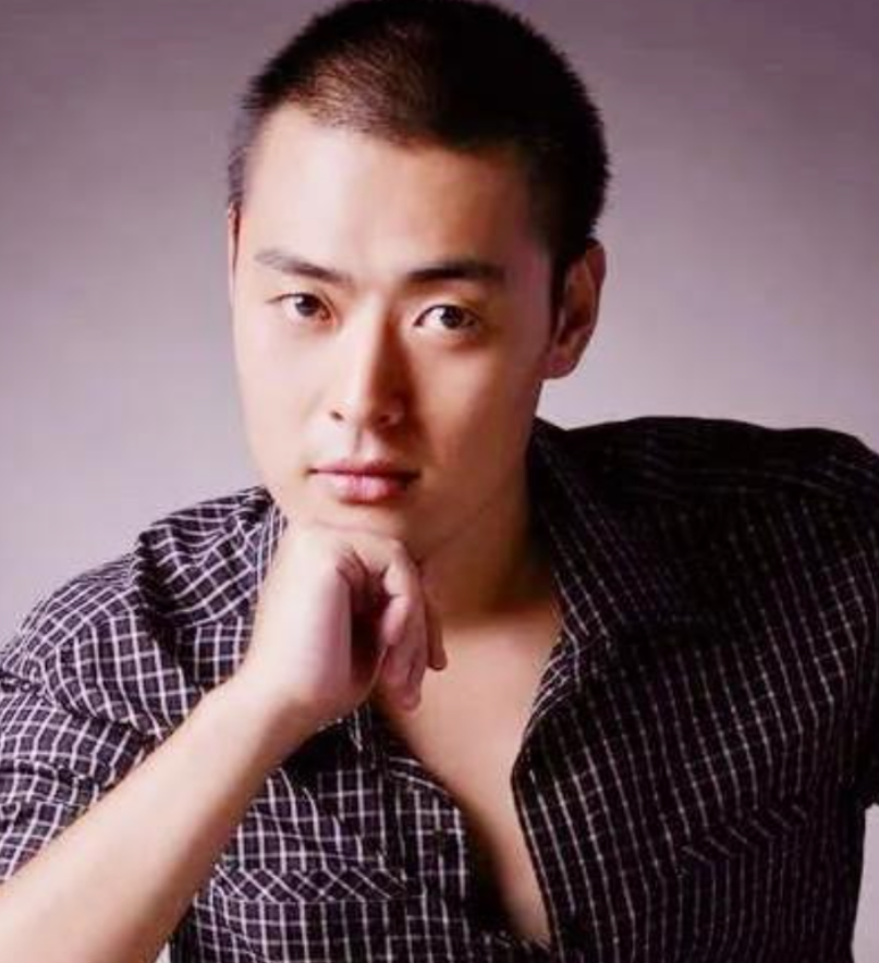 回顾演员张桐:穷时吃狗粮,抑郁后多次自杀未遂,妻子陪他走出低谷