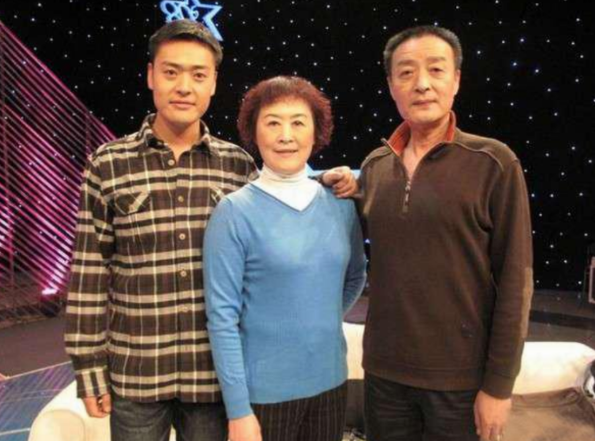 回顾演员张桐:穷时吃狗粮,抑郁后多次自杀未遂,妻子陪他走出低谷