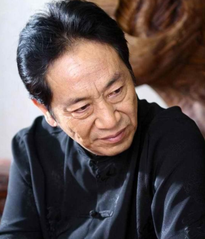 回顾王奎荣46岁大器晚成68岁娶小37岁娇妻一家四口其乐融融