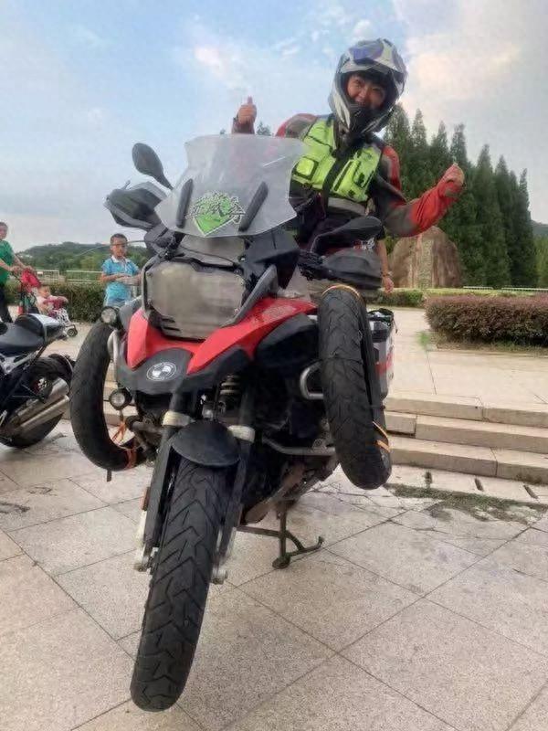 5年前南京妈妈李春辉骑摩托穿越25国到欧洲看望两个女儿