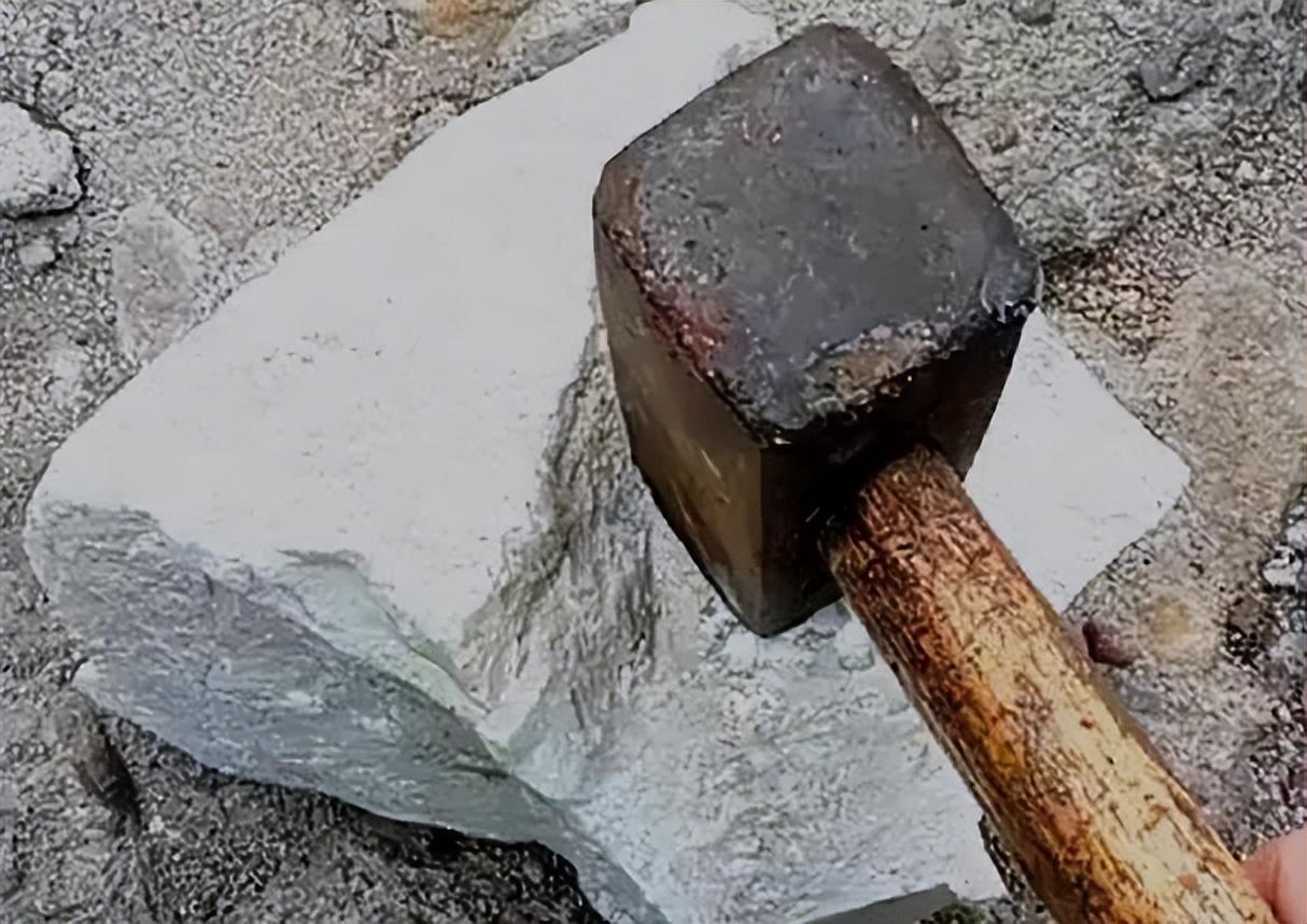 回顾河北愚公为妻凿石造桥5年拉回2万多块石头锤子用小了一半