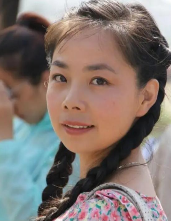 回顾王二妮23岁走红放弃百万年薪下嫁农村婚后被婆婆宠上天