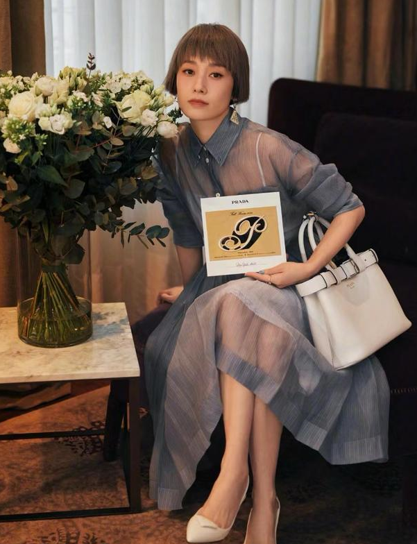 马伊琍又带火了"繁花"穿搭,染灰棕色头发 灰绿套装,复古高级