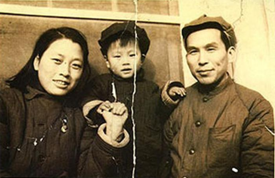 回顾王昆的儿子周七月:父亲和母亲相继离世,我在泪水中读懂母爱