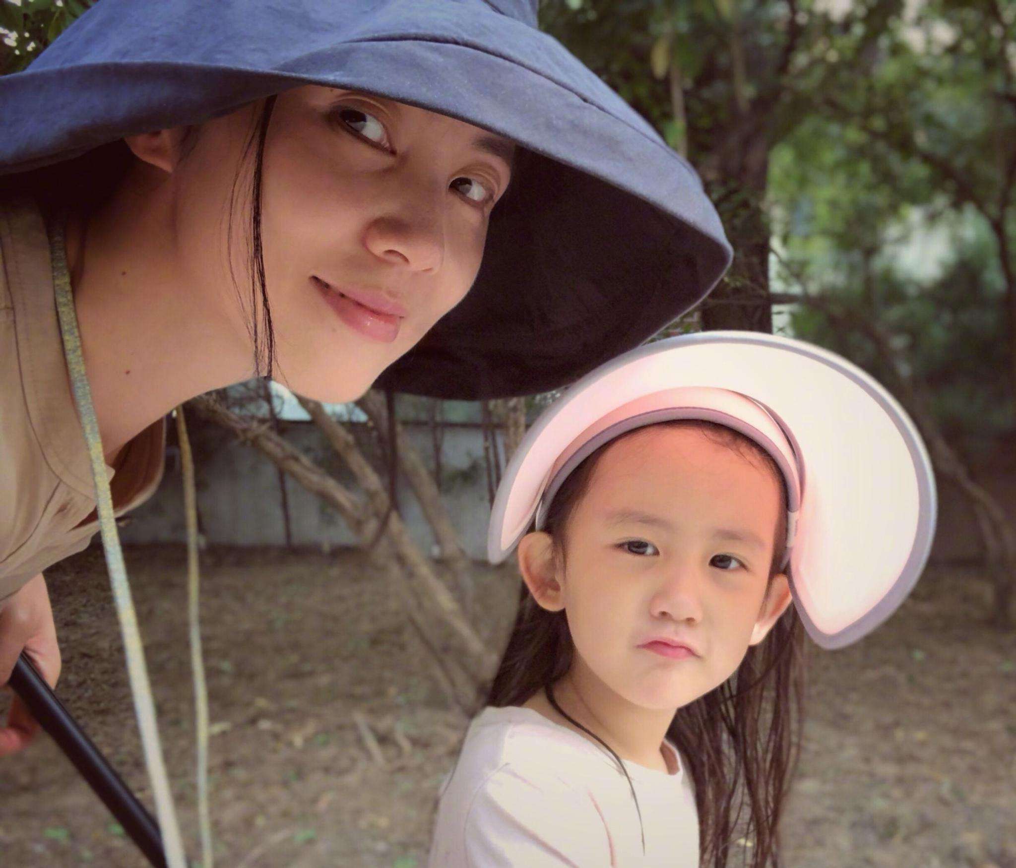 当黄磊得知孙莉又怀孕后,他内心是有些担忧的.