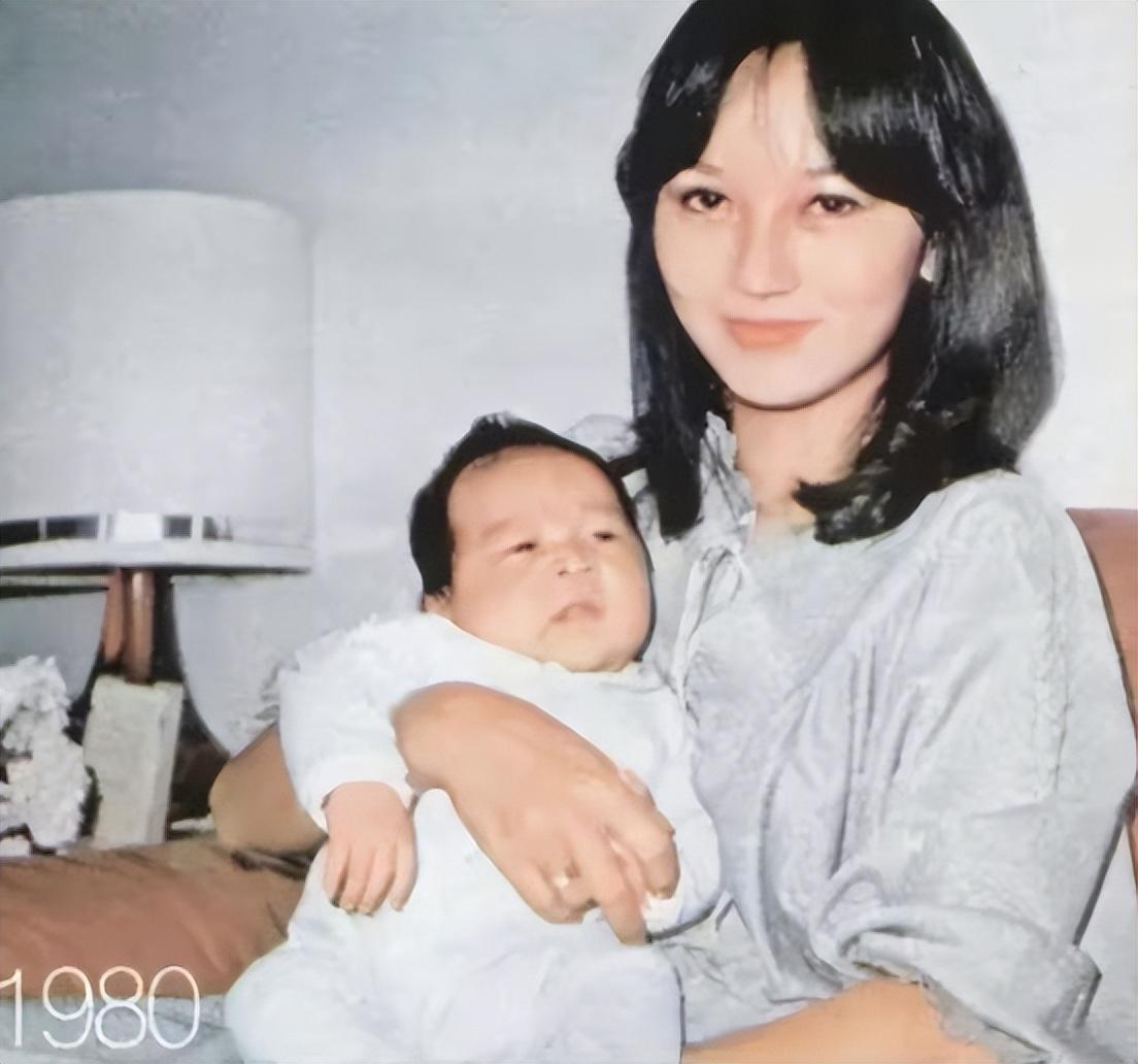 回顾赵雅芝二婚嫁普通人三个儿子都是学霸现儿子们是她的骄傲