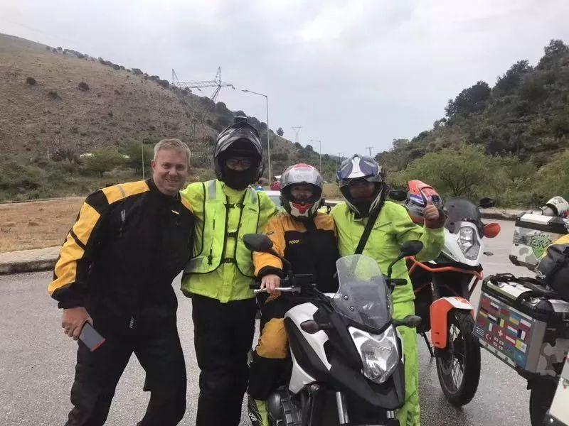 5年前南京妈妈李春辉骑摩托穿越25国到欧洲看望两个女儿