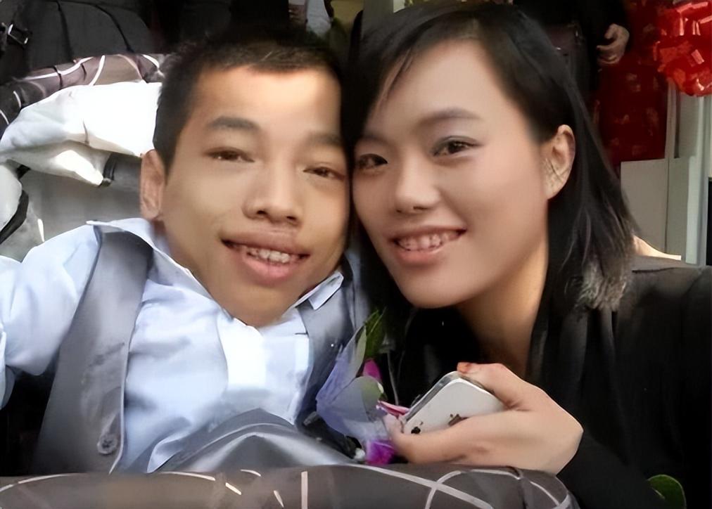 回顾袖珍总裁李创利:高80厘米坐轮椅赚上亿身家,连娶两任美娇娘