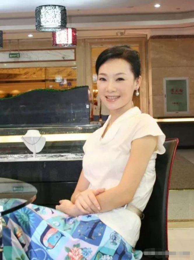 回顾歌唱家吕薇男友的病逝让她心痛独自生活多年50岁仍未婚