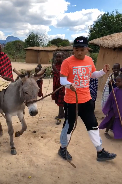 回顾中国小伙去非洲当网红自掏腰包拿15万为马赛部落打水井