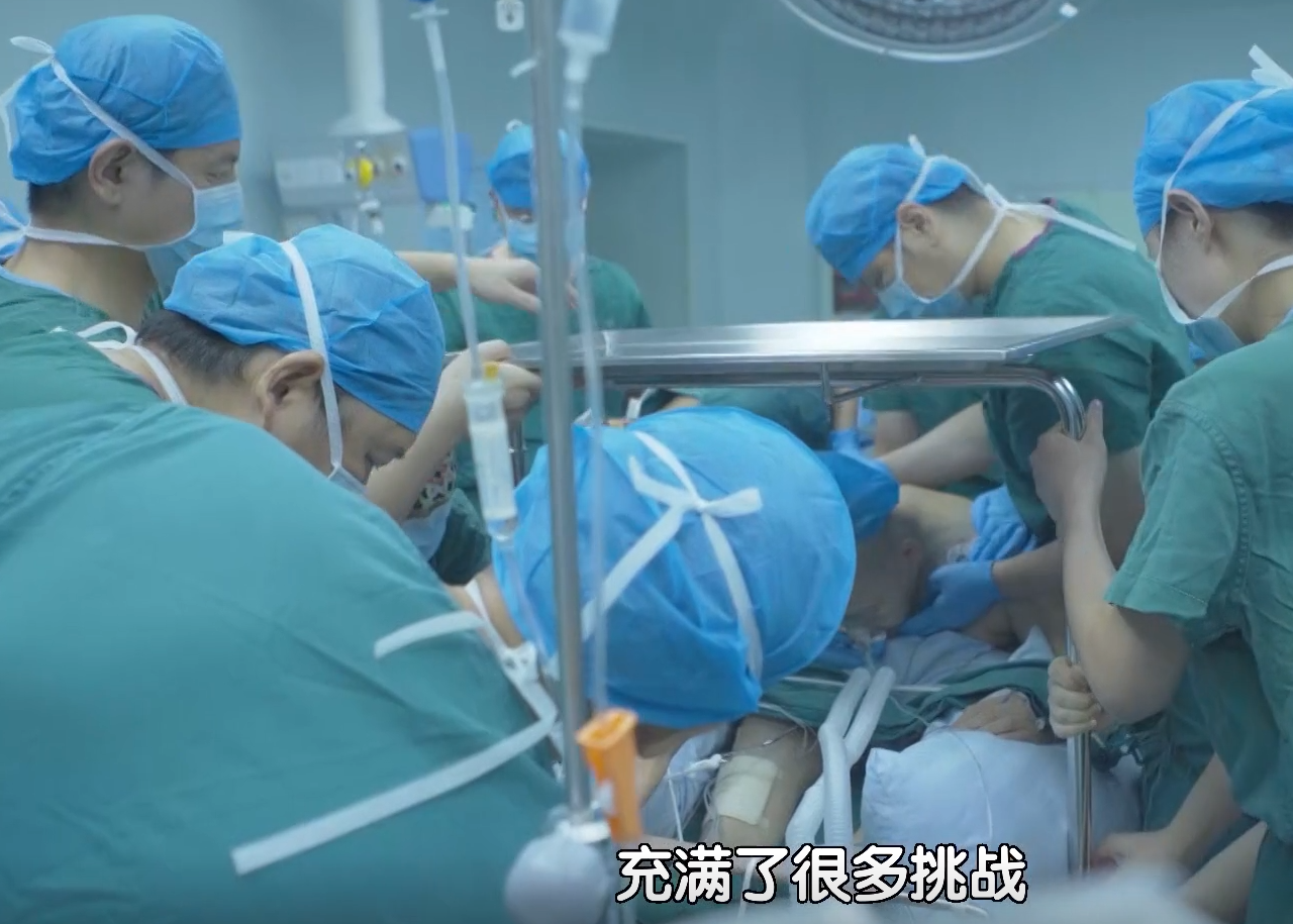 如果侧着为李华做手术,会加大瘫痪的风险.