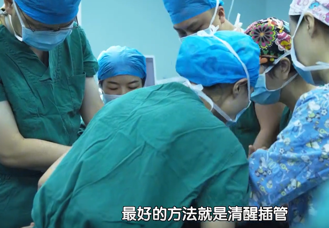 做了无数场脊椎矫正手术,但是面对病情严重的李华,却依旧犹如看见了珠