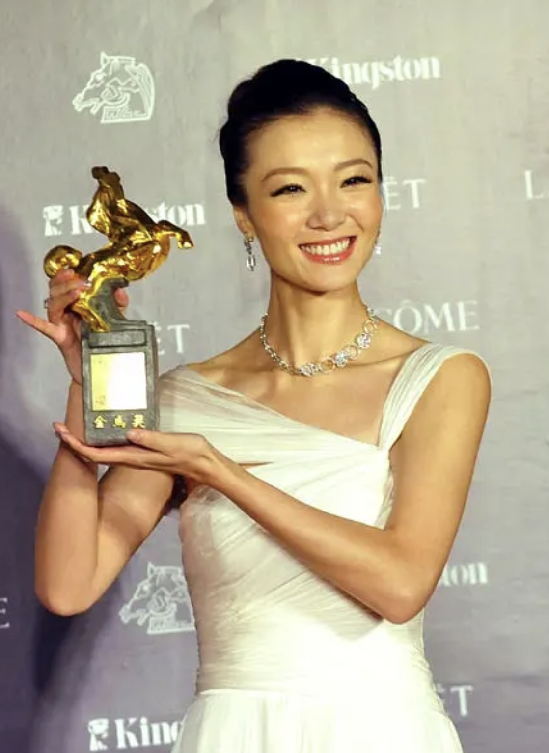 演了4年话剧后,齐溪又被导演娄烨相中,邀请她参演了 电影《浮城谜事》