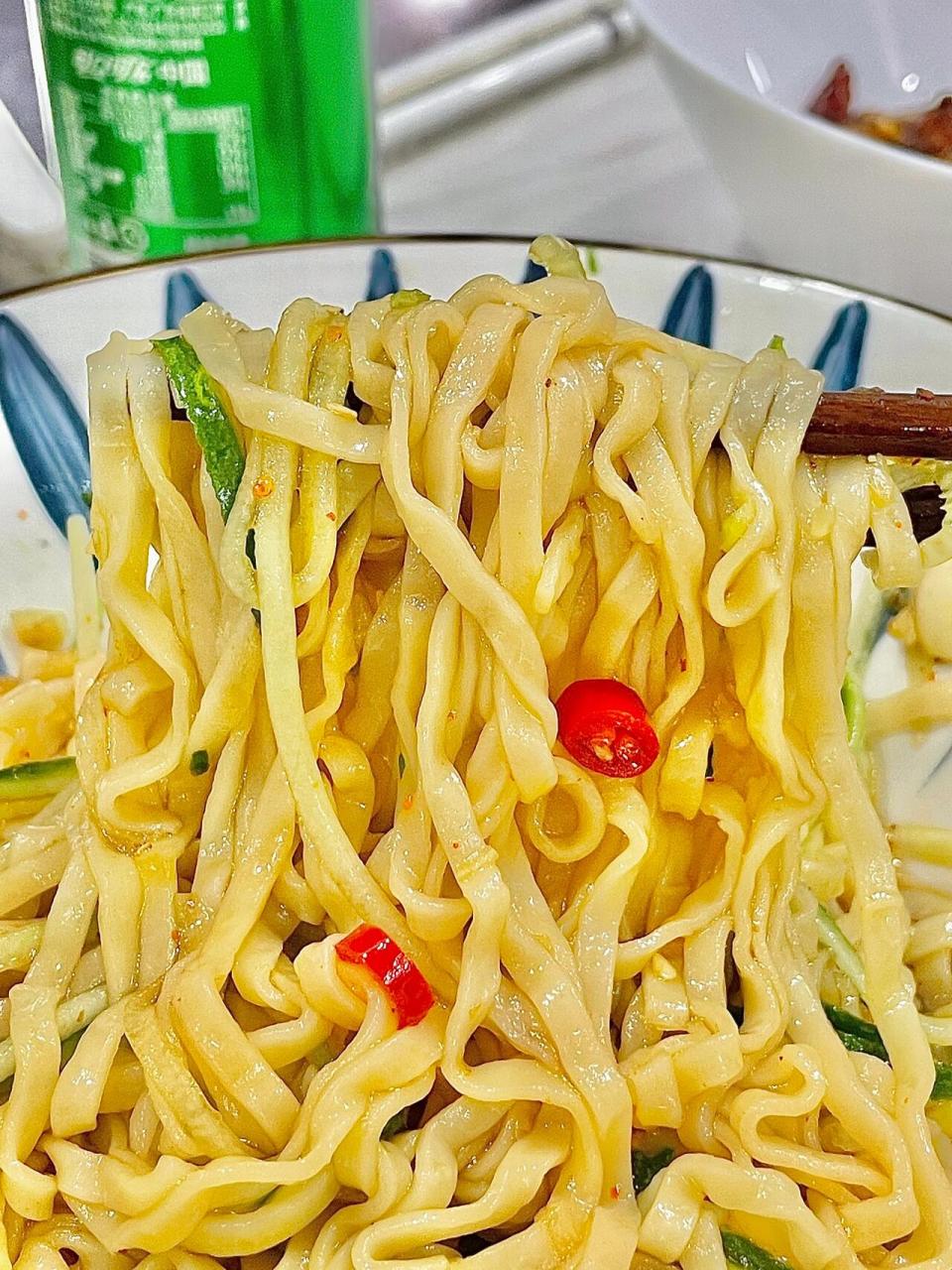 前两天刷到黄磊老师做的雪碧拌面,真的是把我馋坏了.