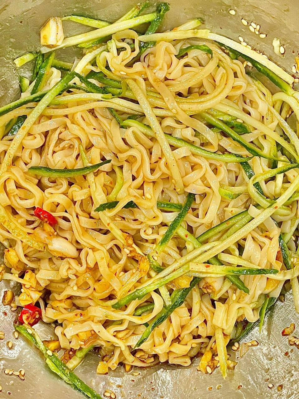 前两天刷到黄磊老师做的雪碧拌面,真的是把我馋坏了.