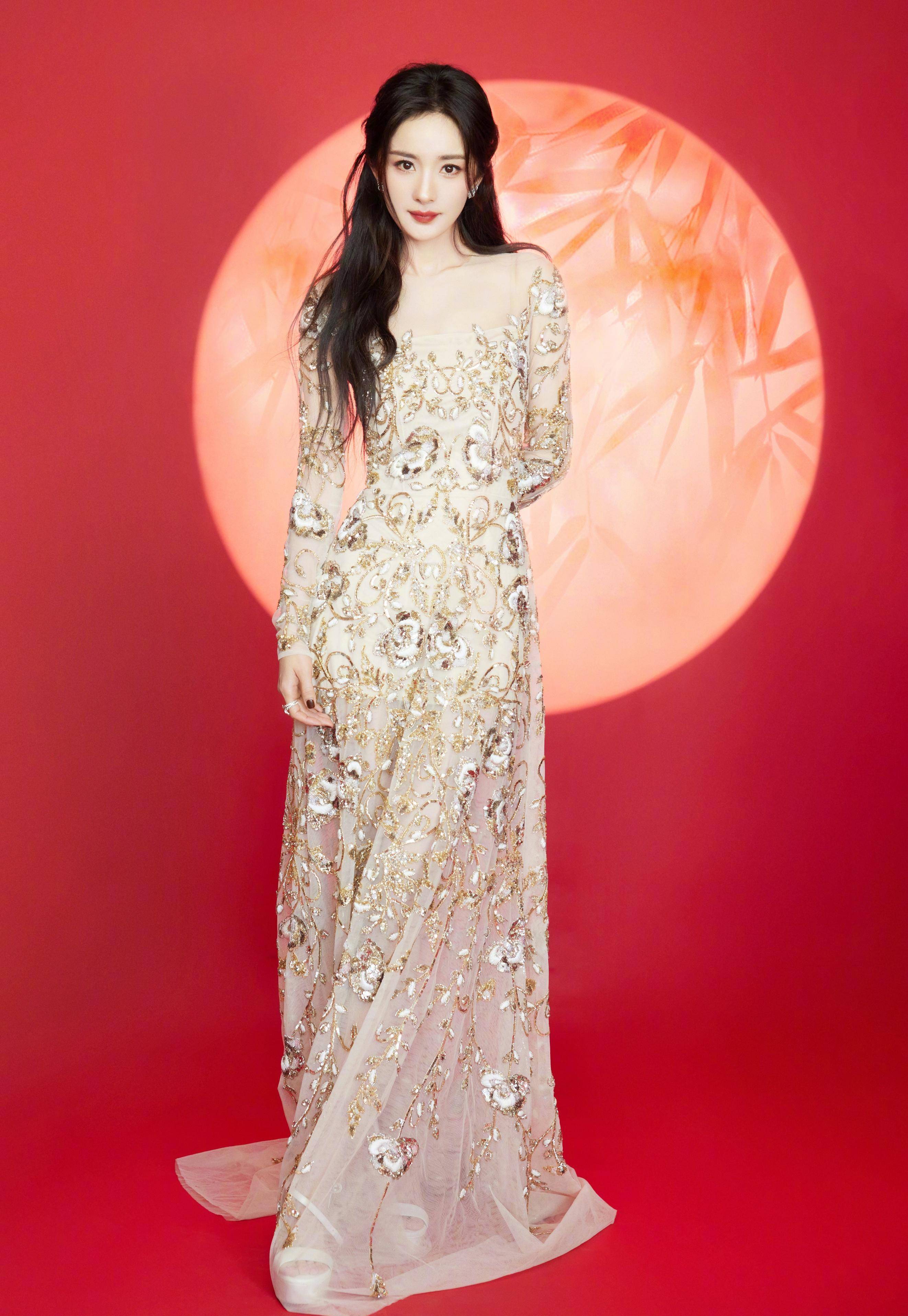 杨幂力求突破:提升能力,挑战"游戏规则"  杨幂近期致力于提升个人综合