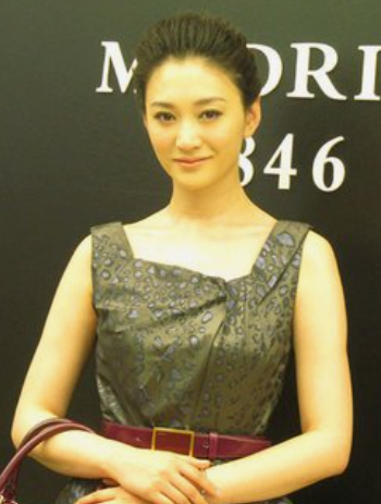 李小冉在拍摄《巴黎童话》时,认识了投资人孙东海,当时孙东海已是有