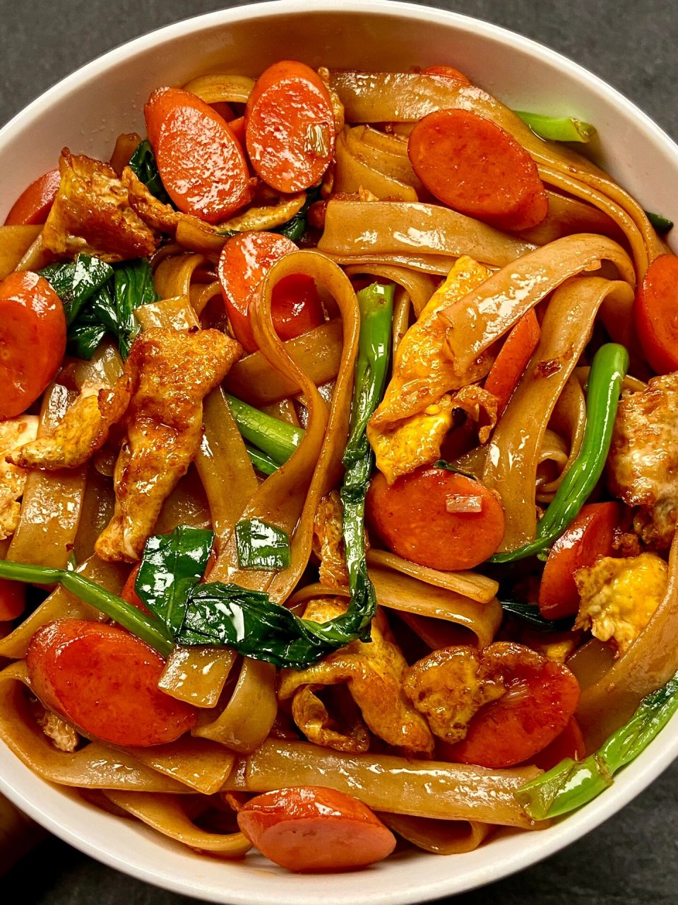 炒河粉图片  炒河粉是一道具有悠久历史的传统风味小吃,尤其在中国