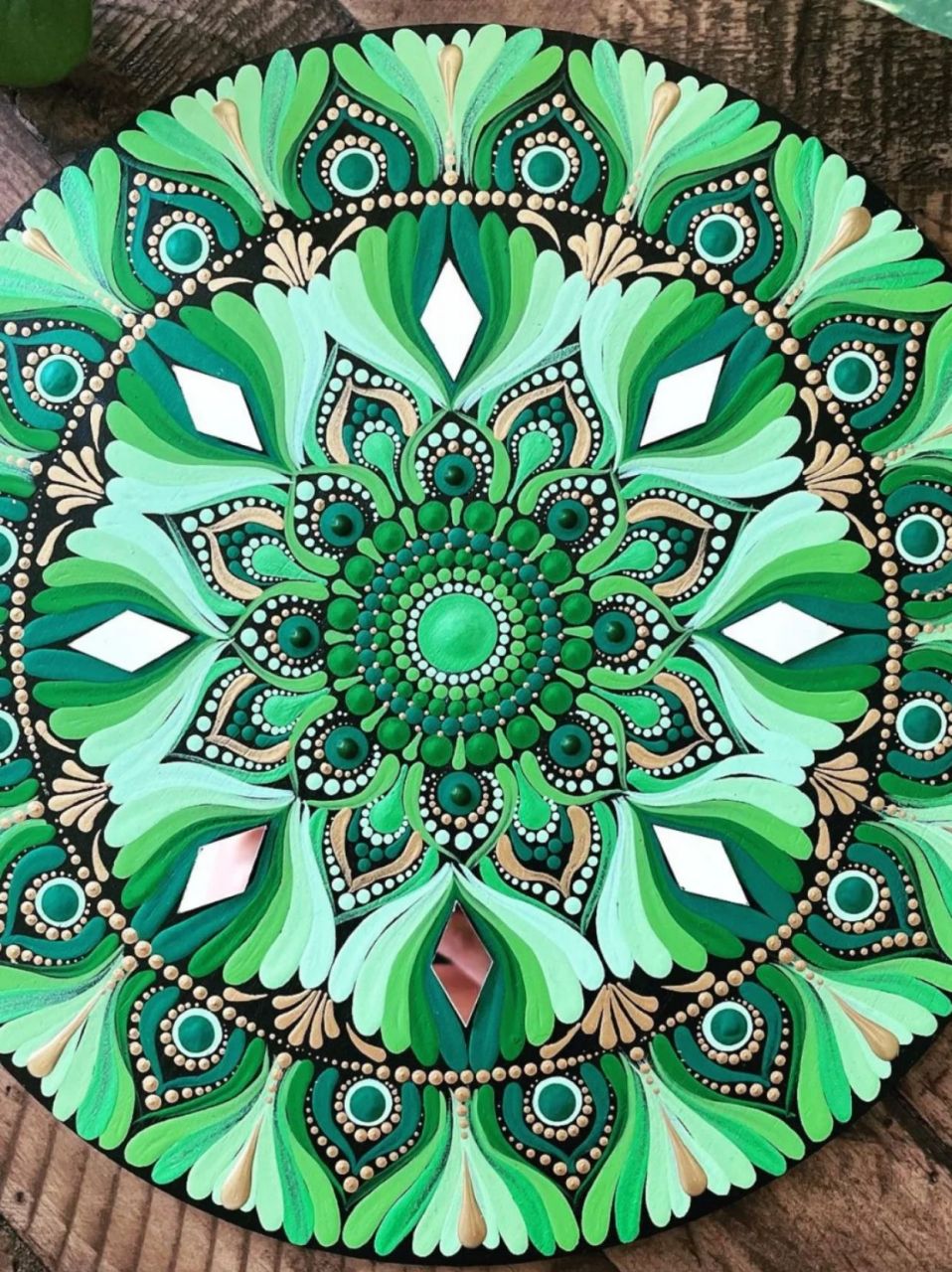 曼陀罗绘画心理学  曼陀罗绘画心理学是一种基于荣格心理学的原理