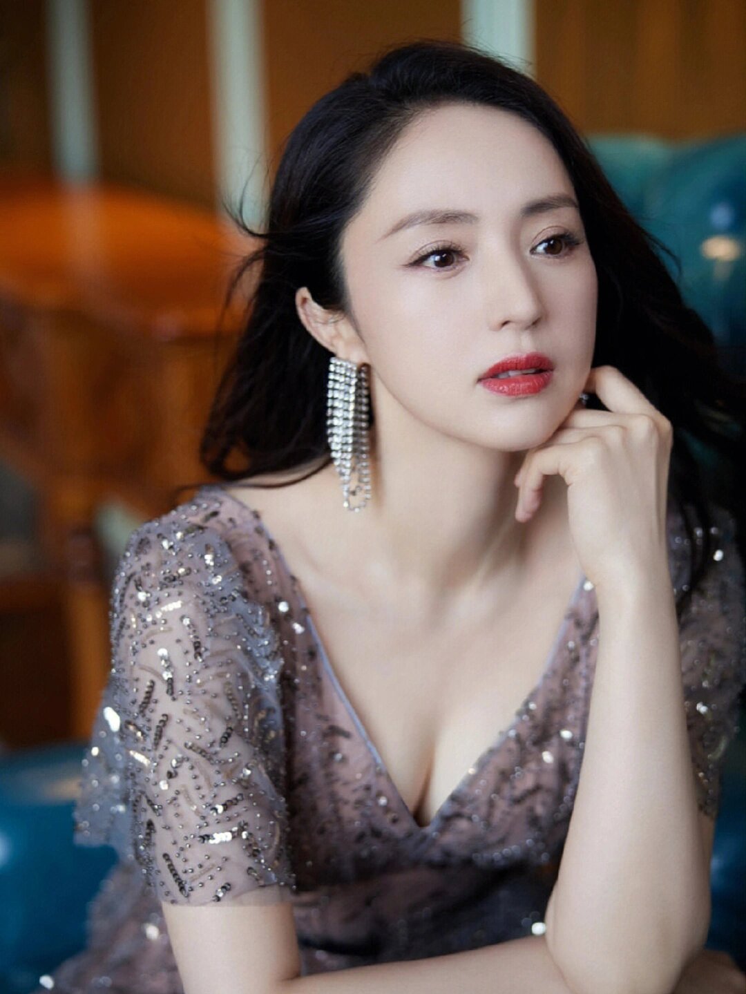 我一直很欣赏董璇,她不仅外貌出众,更有着内在的修养和魅力.