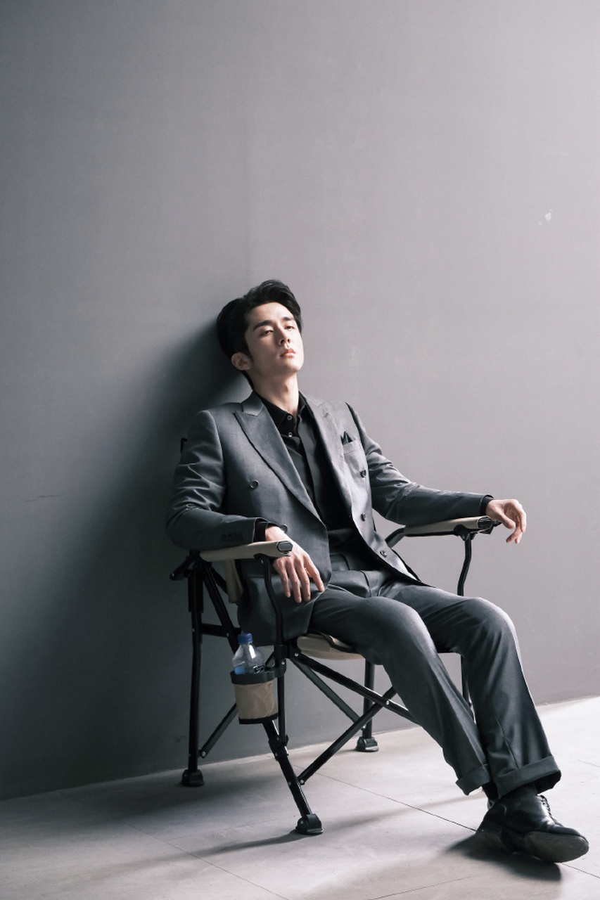 张新成# 本哥一穿西装就正经了哈哈哈哈. 这是新剧的造型吗?