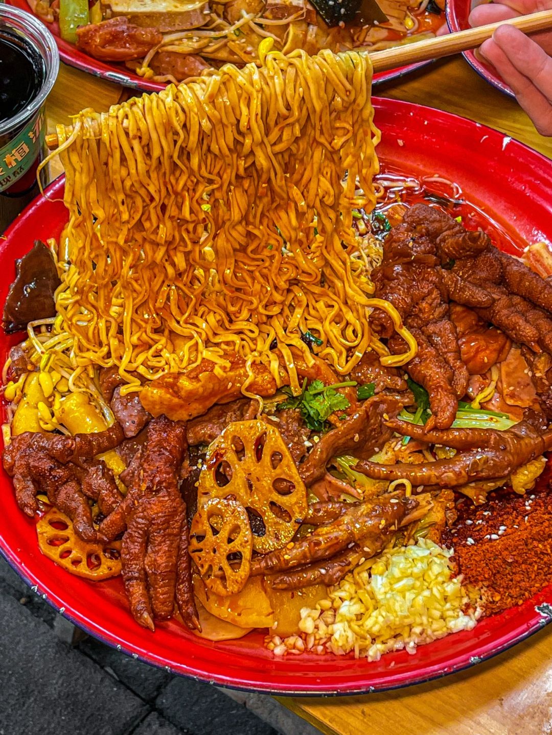 本地mcn挑战赛 重庆居民楼下人均18r的干拌麻辣烫太太太太好吃啦