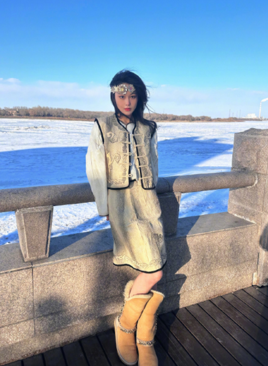 穿雨皮衣的张馨予,是不是感觉很不一样?