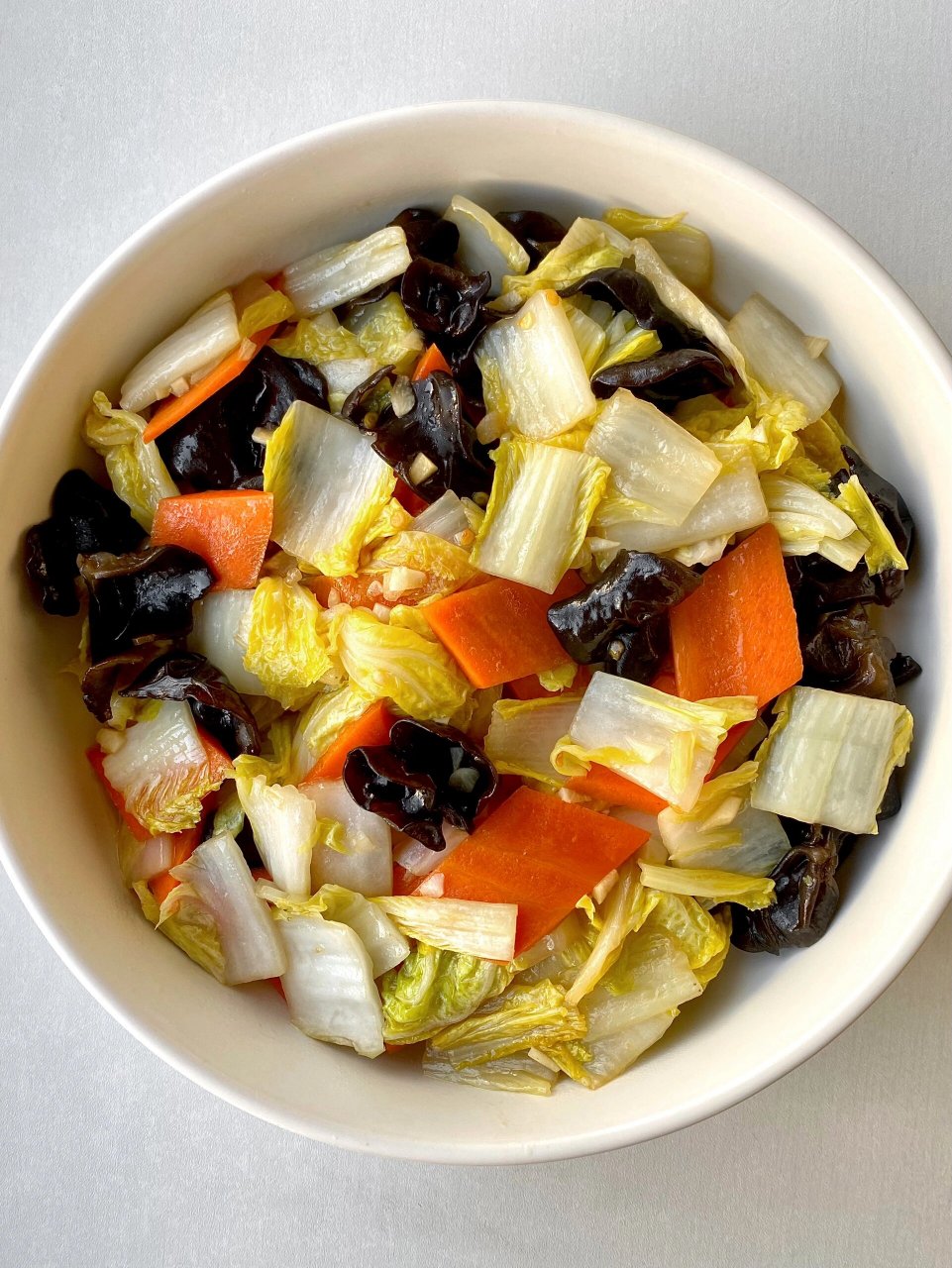 准备食材:准备适量的娃娃菜(或者用白菜替代),胡萝卜,木耳,蒜末荷干