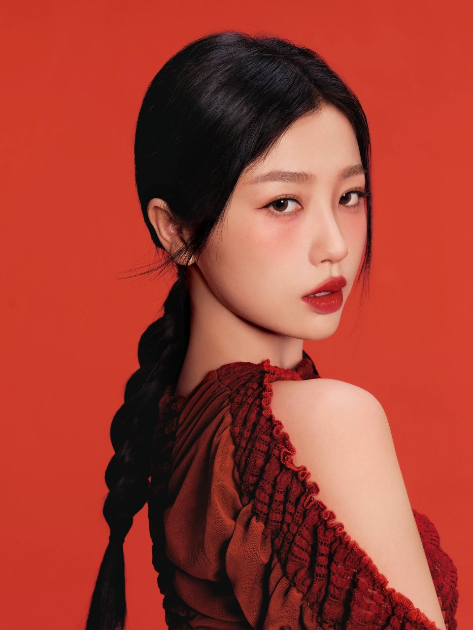 虞书欣与红色好适配 绝了,第一次见虞书欣穿红色礼服,真的好美艳啊!